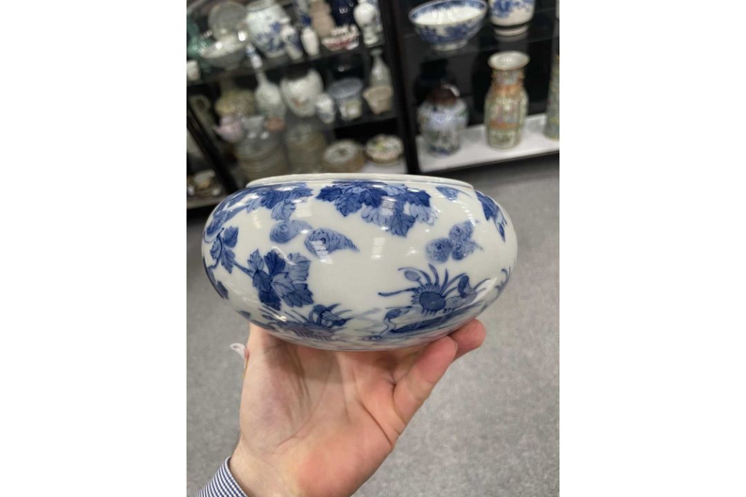 A 19TH CENTURY CHINESE BLUE AND WHITE CENSER - Image 9 of 10