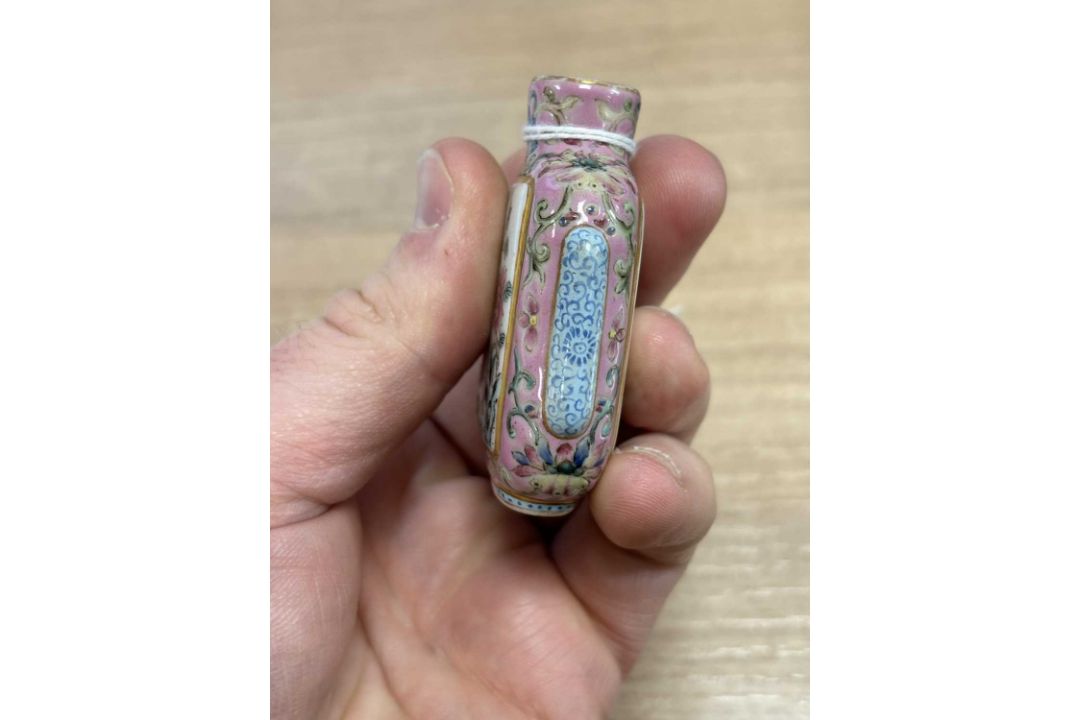 A CHINESE FAMILLE ROSE SNUFF BOTTLE - Image 6 of 9