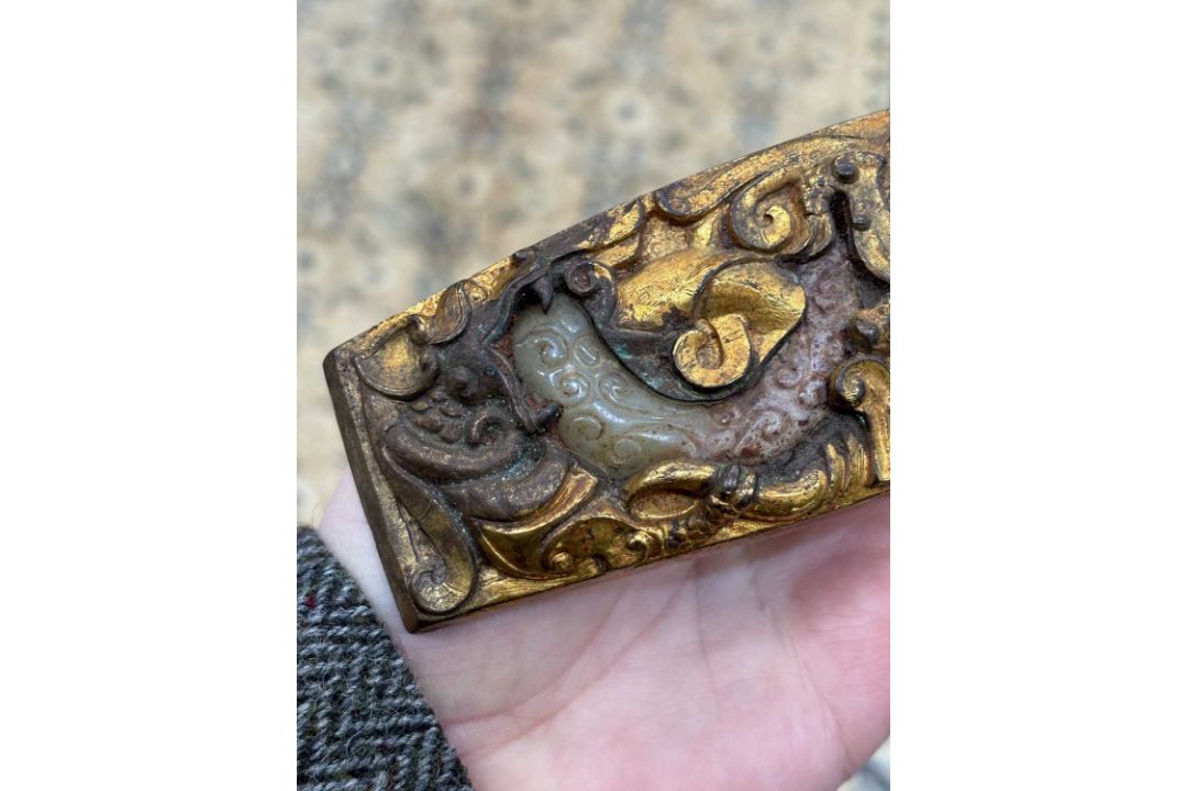 A CHINESE GILT-BRONZE AND JADE BELT HOOK - Image 5 of 10