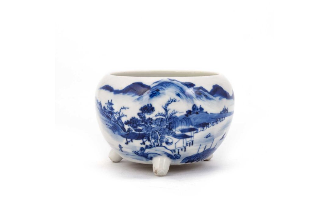 A CHINESE BLUE AND WHITE CENSER - Image 1 of 3