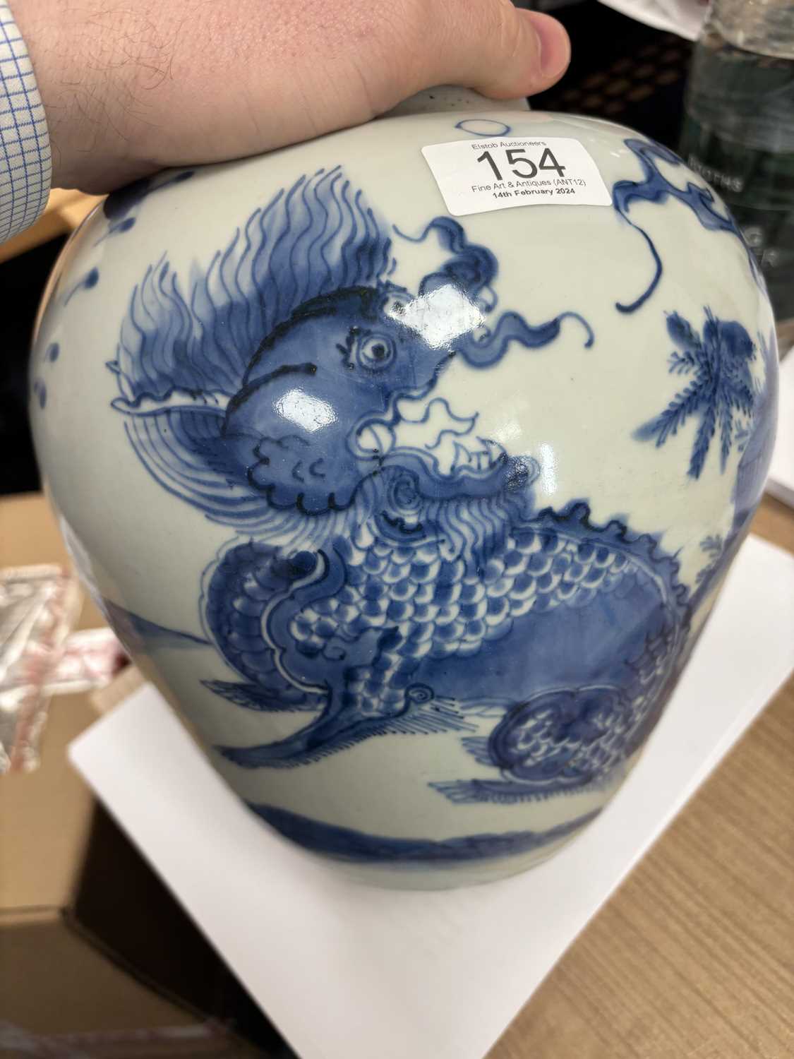 A CHINESE BLUE AND WHITE 'KYLIN' GINGER JAR, SHUNZHI PERIOD, 17TH CENTURY - Image 4 of 8