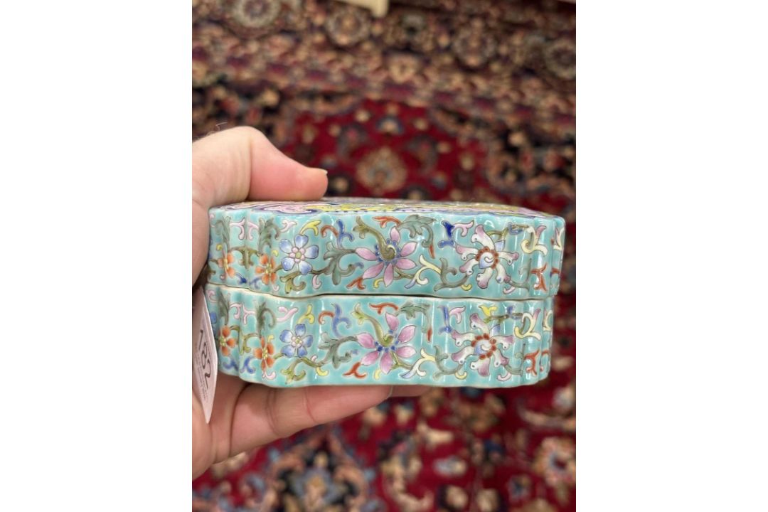 A CHINESE TURQUOISE-GROUND FAMILLE ROSE BOX AND COVER - Image 7 of 7