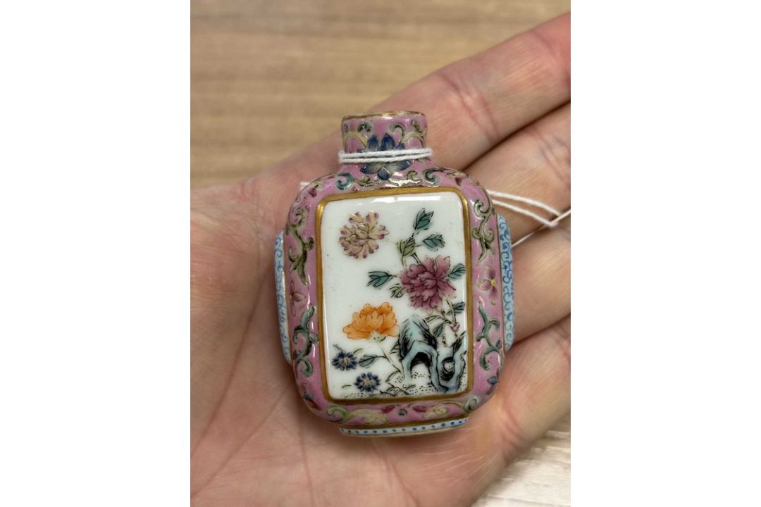 A CHINESE FAMILLE ROSE SNUFF BOTTLE - Image 9 of 9