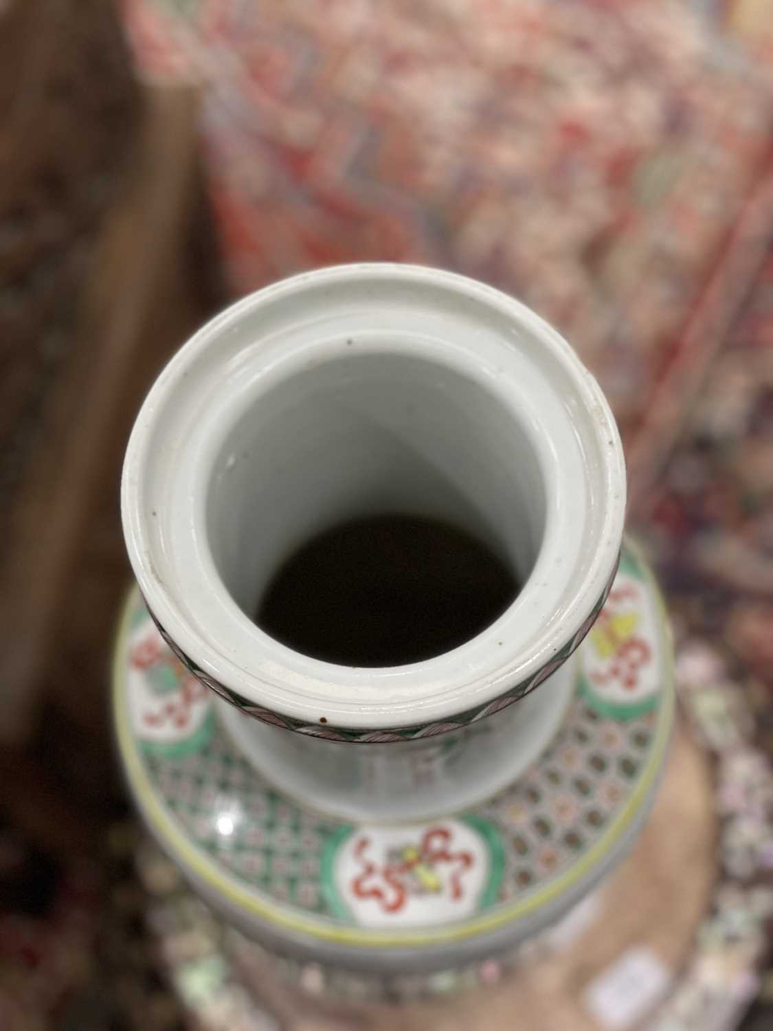 A CHINESE FAMILLE VERTE ROULEAU VASE - Image 5 of 9