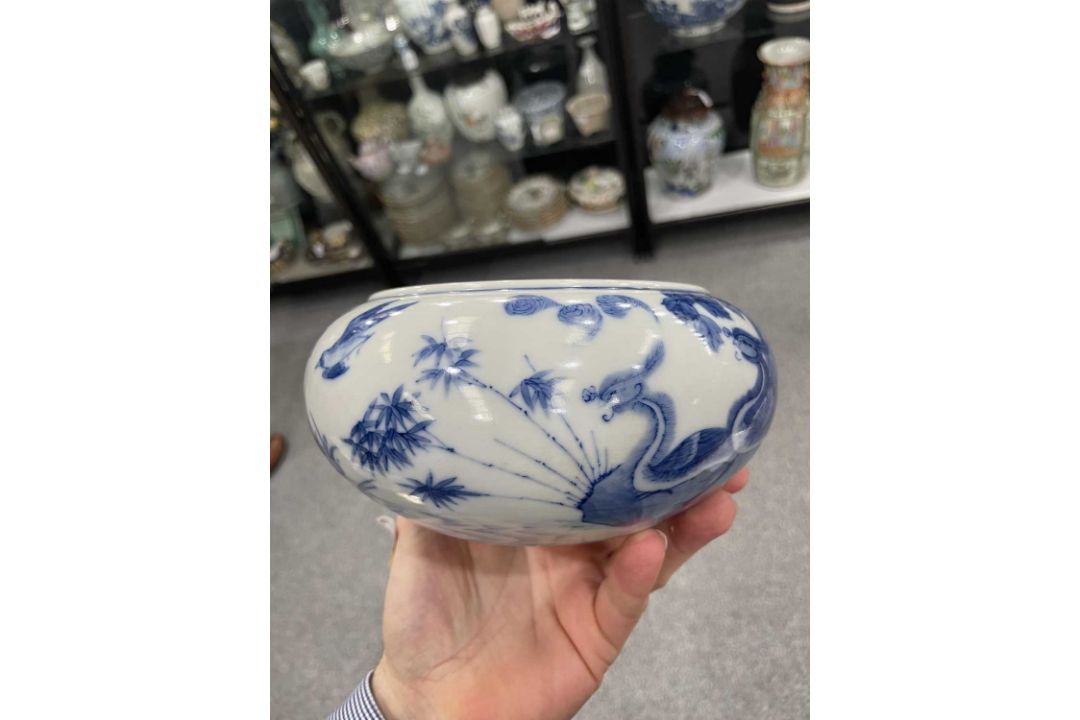 A 19TH CENTURY CHINESE BLUE AND WHITE CENSER - Image 4 of 10