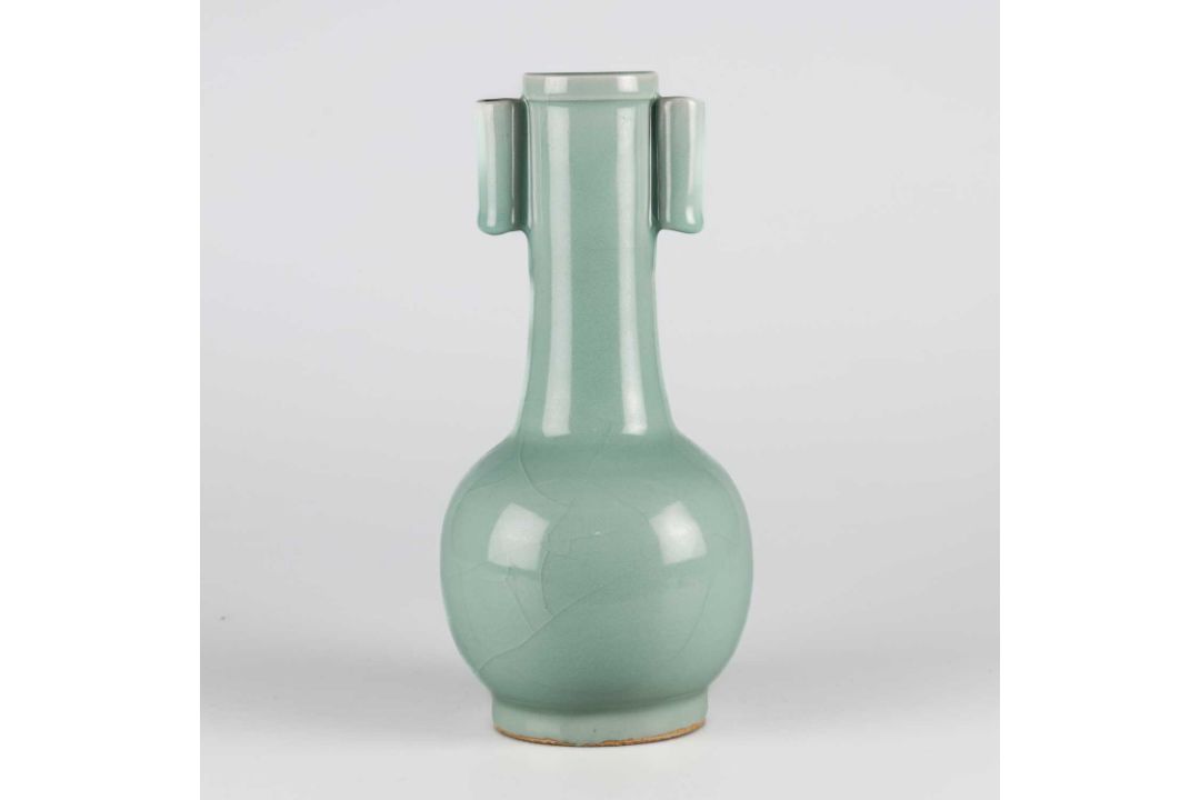 A LARGE CHINESE CELADON ARROWHEAD BOTTLE VASE - Image 1 of 4