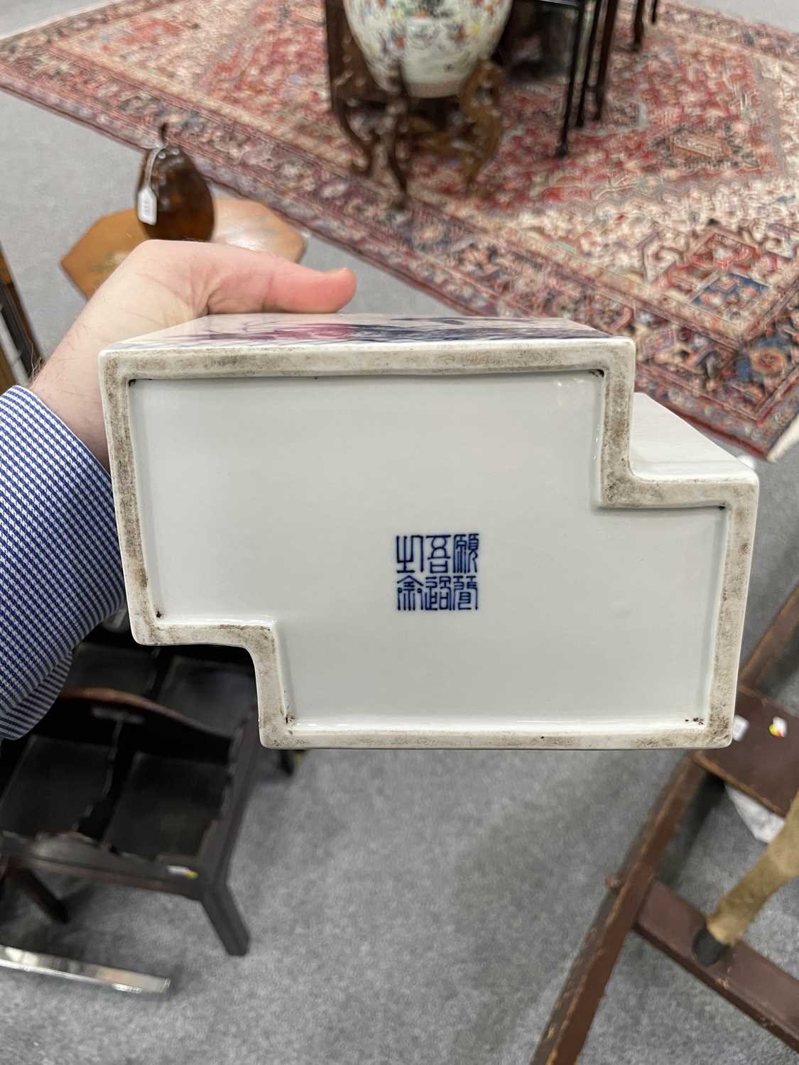 A CHINESE BLUE AND WHITE BRUSH POT - Image 5 of 8