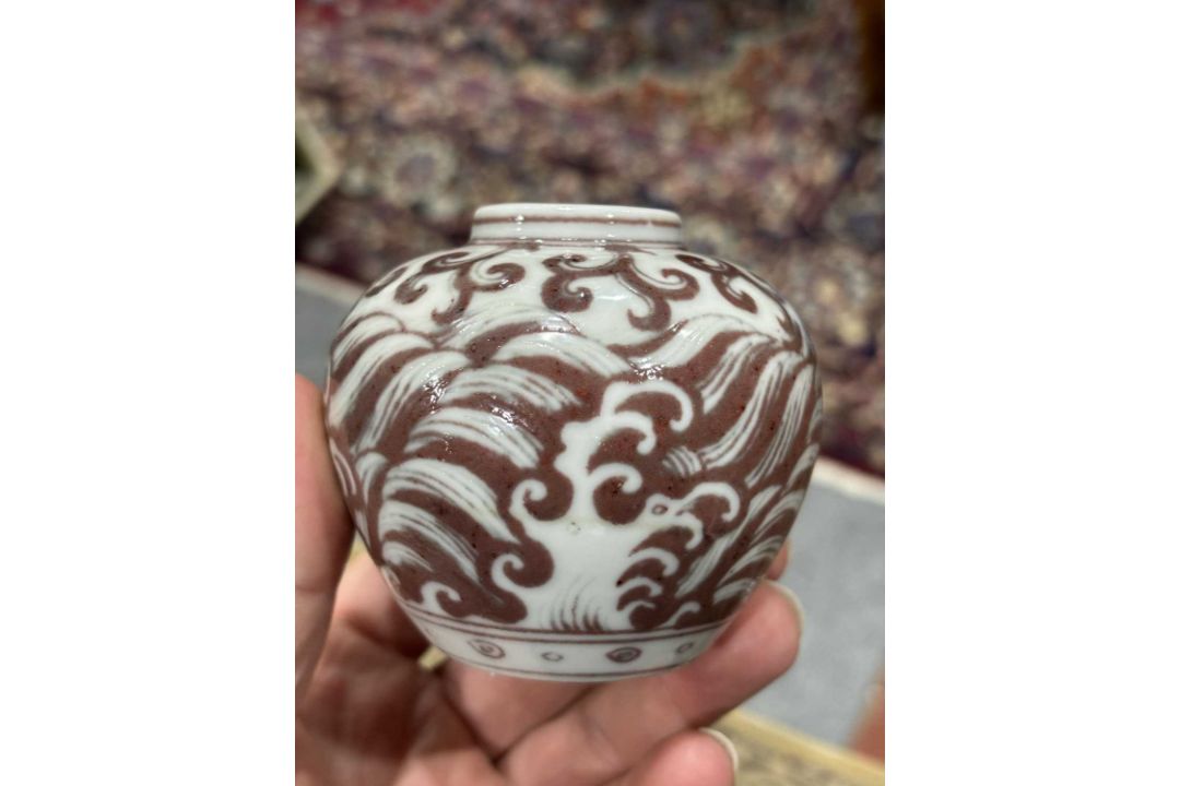 A SMALL CHINESE UNDERGLAZE RED VASE - Image 6 of 8