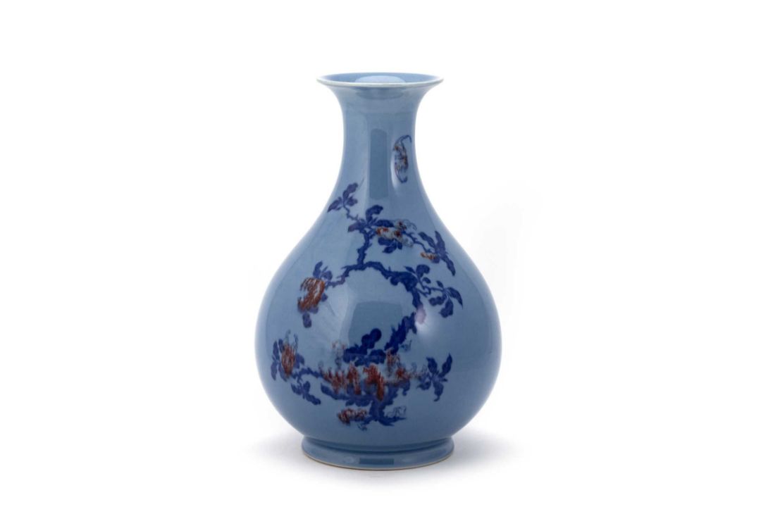 AN UNDERGLAZE BLUE AND RED DECORATED BLUE-GLAZED PEAR-SHAPED VASE - Image 2 of 3
