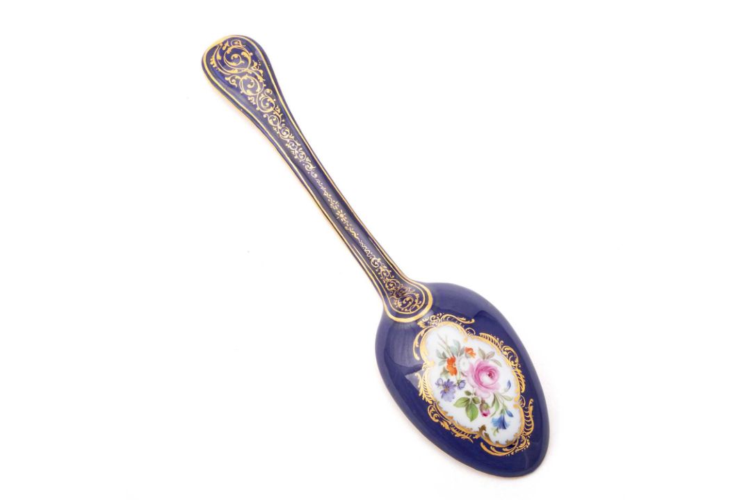 A MEISSEN BLUE-GROUND CABINET CUP AND COVER WITH MATCHING STAND AND SPOON, CIRCA 1870/ 80 - Image 3 of 5