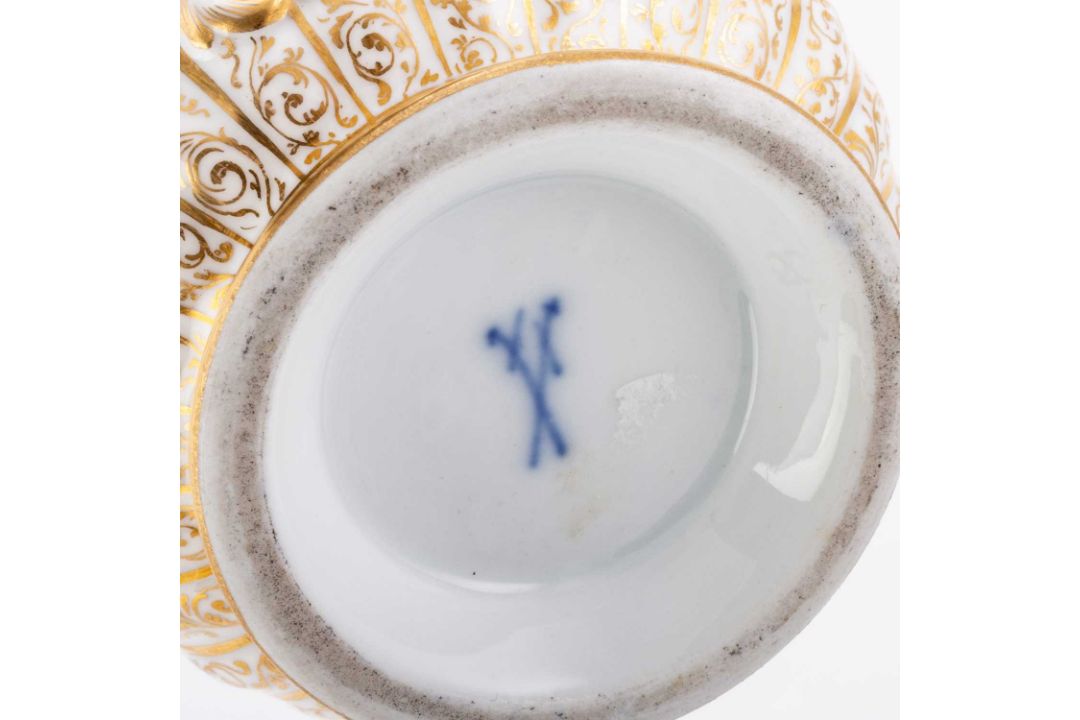 A MEISSEN BLUE-GROUND CABINET CUP AND COVER WITH MATCHING STAND AND SPOON, CIRCA 1870/ 80 - Image 4 of 5