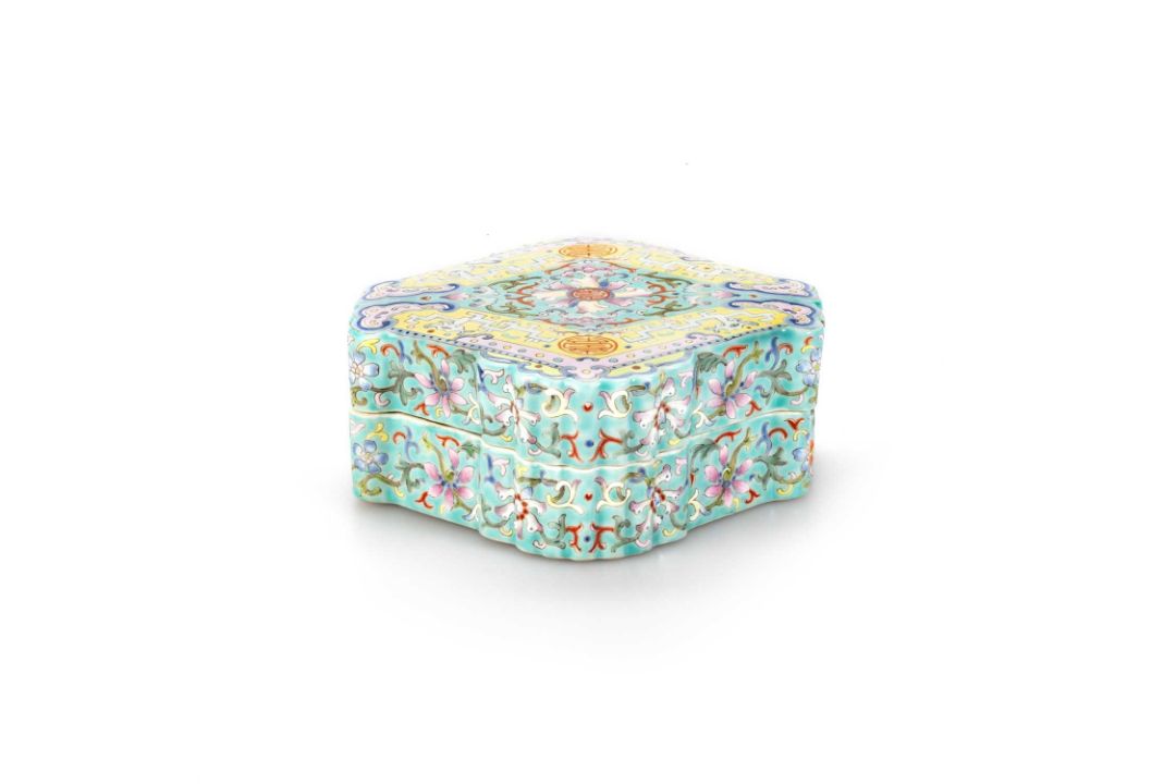 A CHINESE TURQUOISE-GROUND FAMILLE ROSE BOX AND COVER - Image 1 of 7