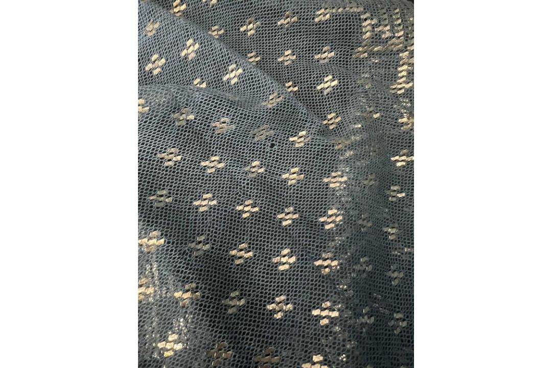 A 1920S EGYPTIAN HAMMERED SILVER AND BLUE LACE SHAWL - Image 3 of 7