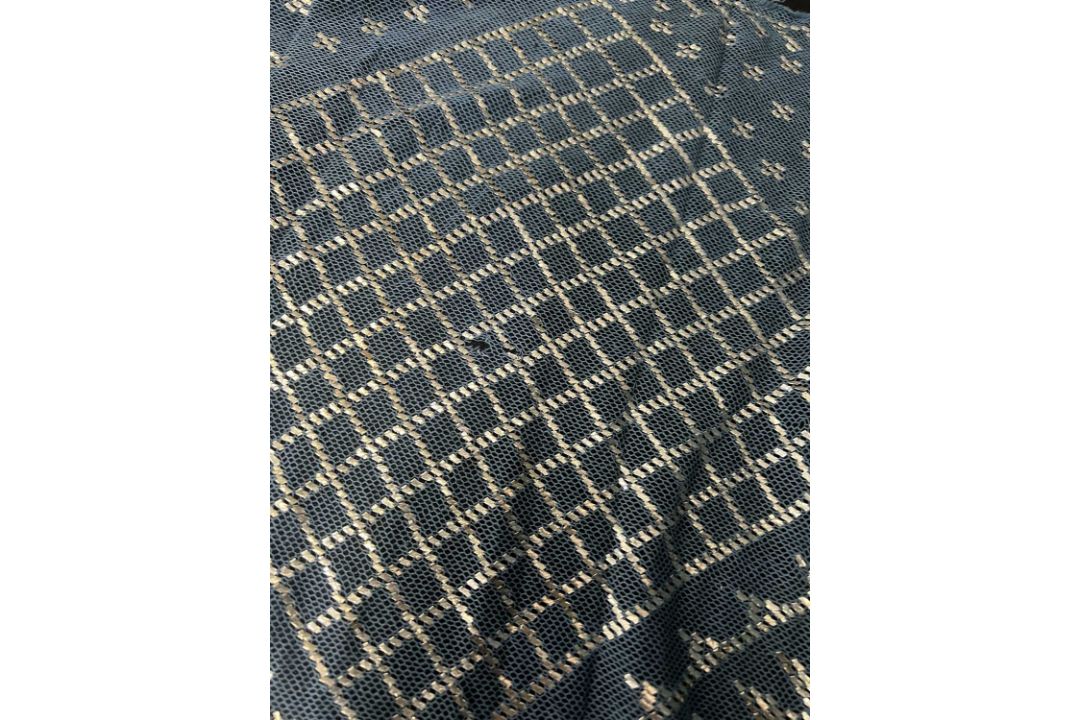A 1920S EGYPTIAN HAMMERED SILVER AND BLUE LACE SHAWL - Image 5 of 7