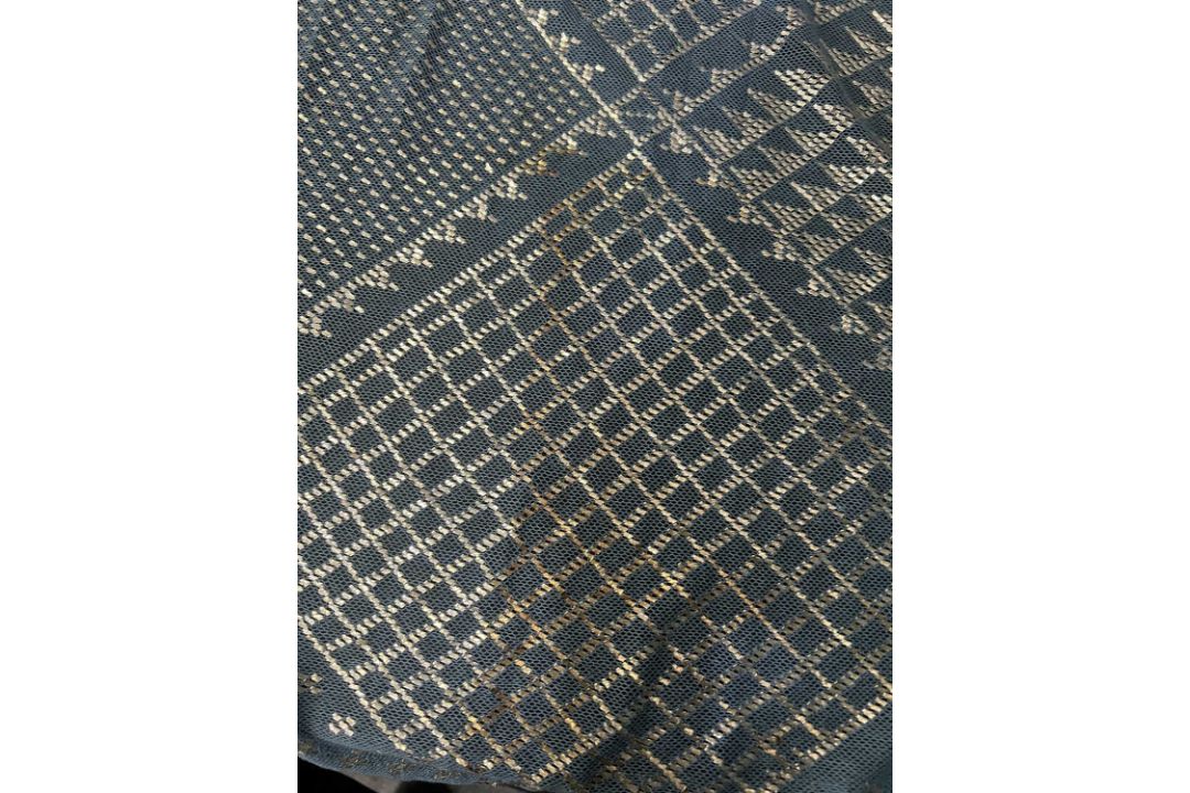 A 1920S EGYPTIAN HAMMERED SILVER AND BLUE LACE SHAWL - Image 6 of 7