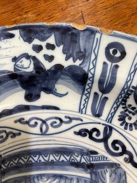 A DUTCH DELFT BLUE AND WHITE DISH, 18TH CENTURY - Image 4 of 6