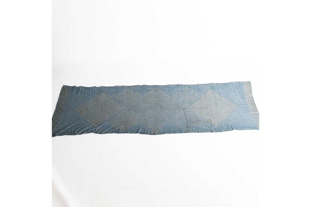A 1920S EGYPTIAN HAMMERED SILVER AND BLUE LACE SHAWL - Image 2 of 7