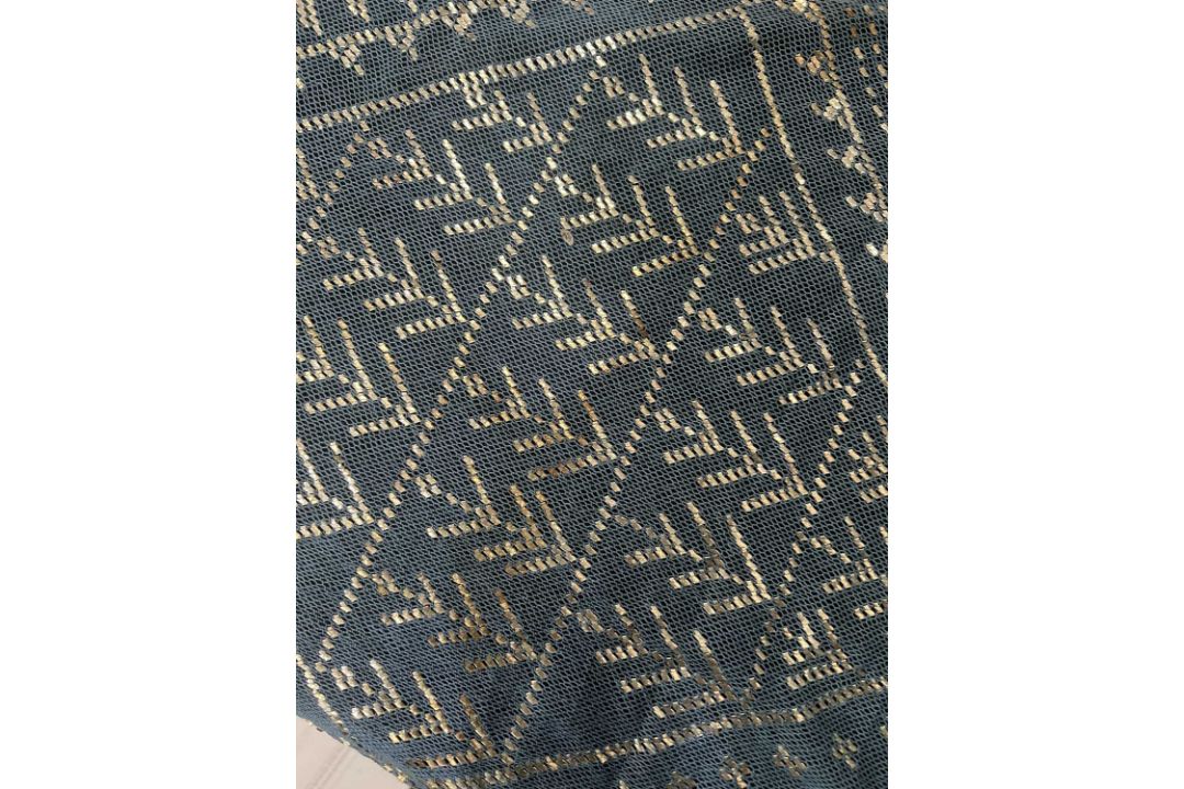 A 1920S EGYPTIAN HAMMERED SILVER AND BLUE LACE SHAWL - Image 7 of 7