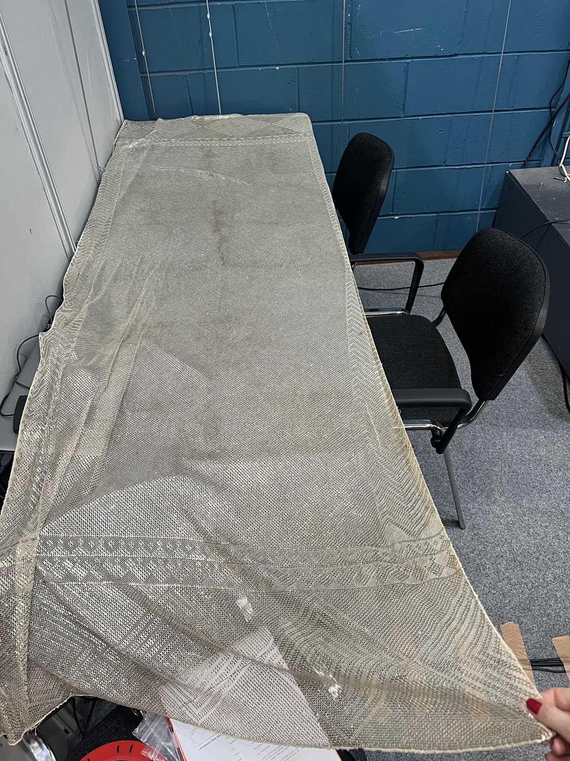 A 1920S EGYPTIAN HAMMERED SILVER AND CREAM LACE SHAWL - Image 4 of 8