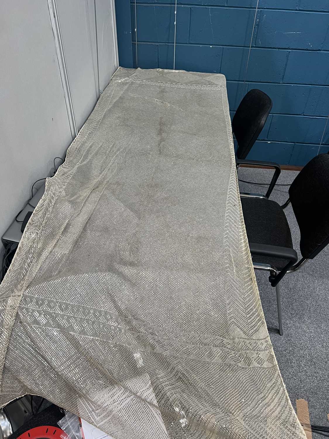 A 1920S EGYPTIAN HAMMERED SILVER AND CREAM LACE SHAWL - Image 8 of 8