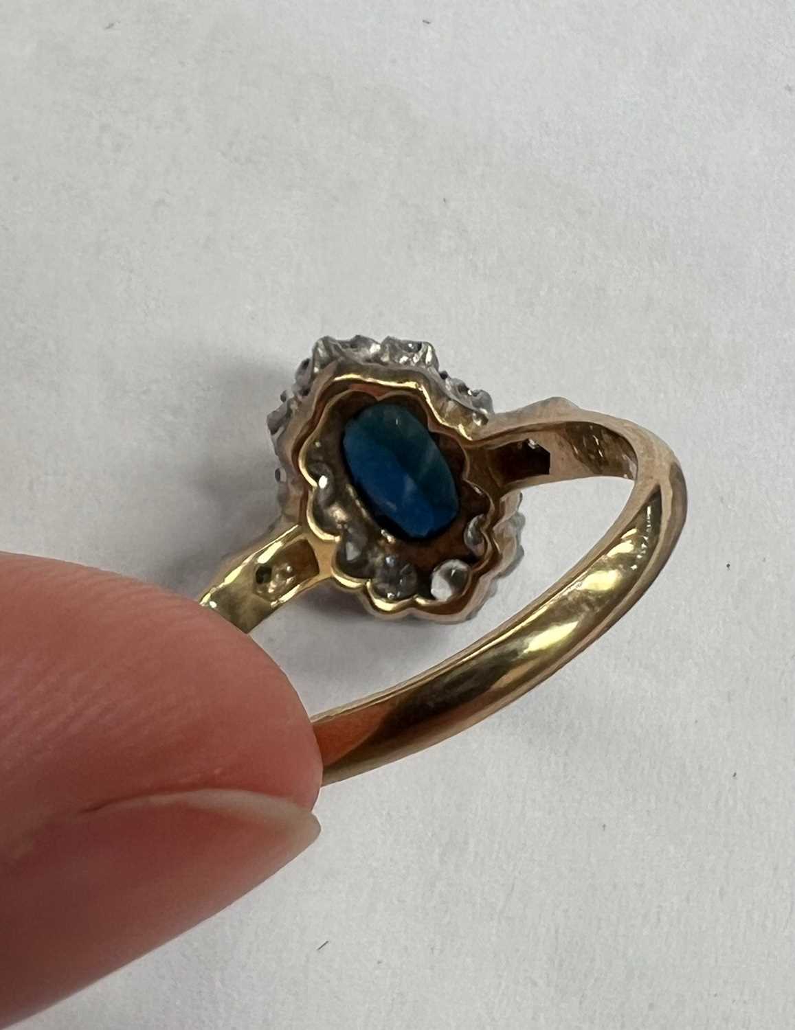 A SAPPHIRE AND DIAMOND RING - Image 2 of 3