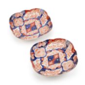 A PAIR OF JAPANESE IMARI DISHES, LATE 19TH CENTURY