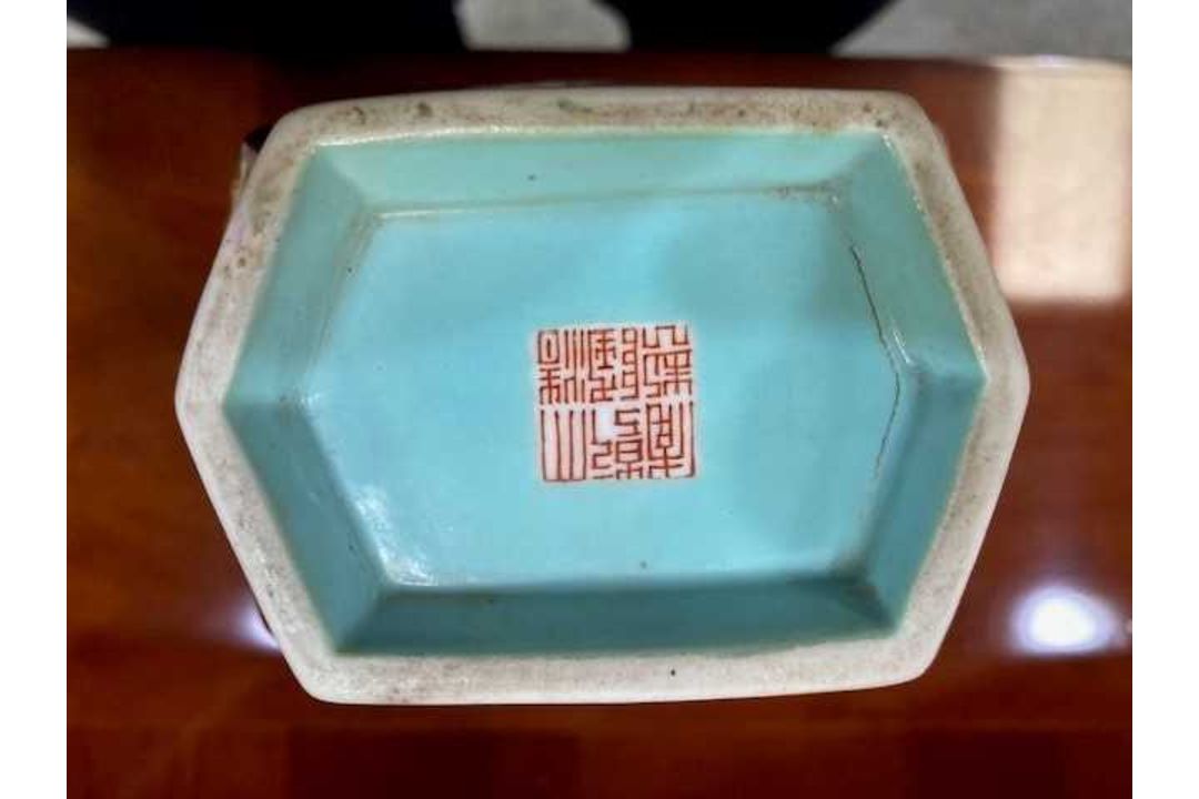A CHINESE FAUX BRONZE PORCELAIN VASE - Image 4 of 7