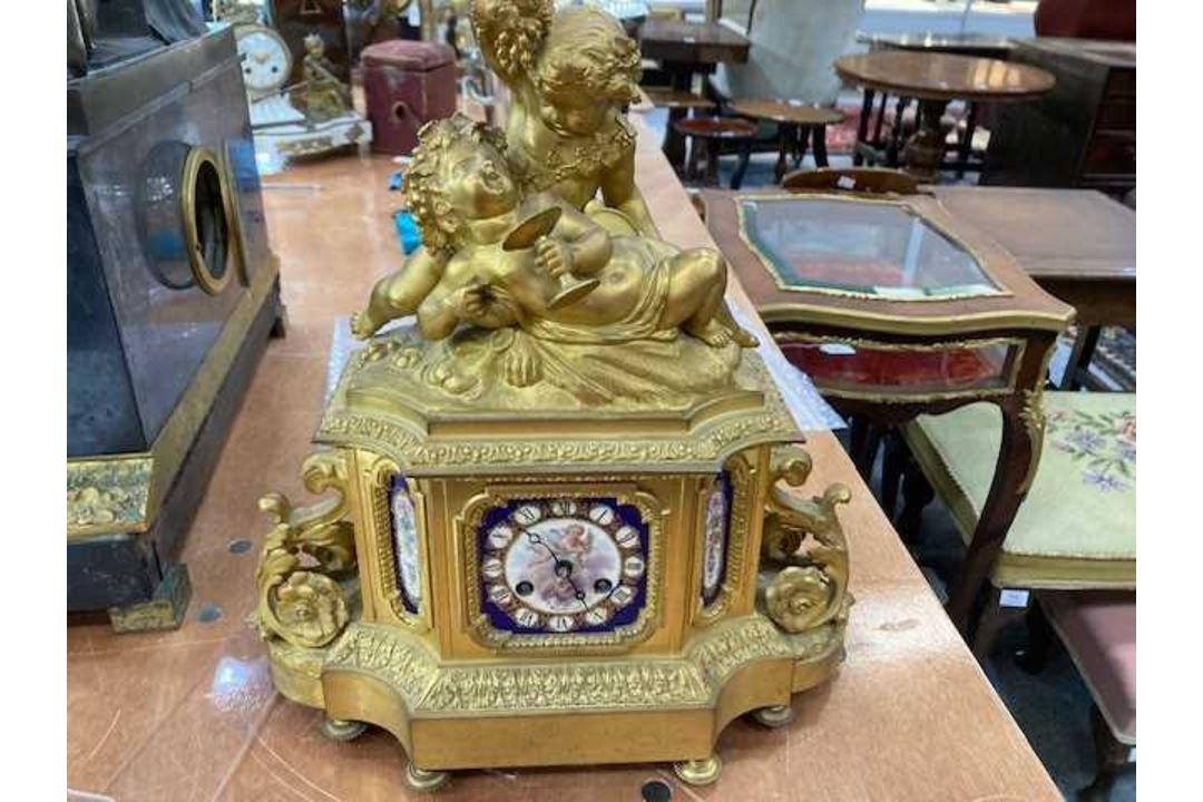 A 19TH CENTURY FRENCH GILT-METAL CLOCK GARNITURE - Image 7 of 9