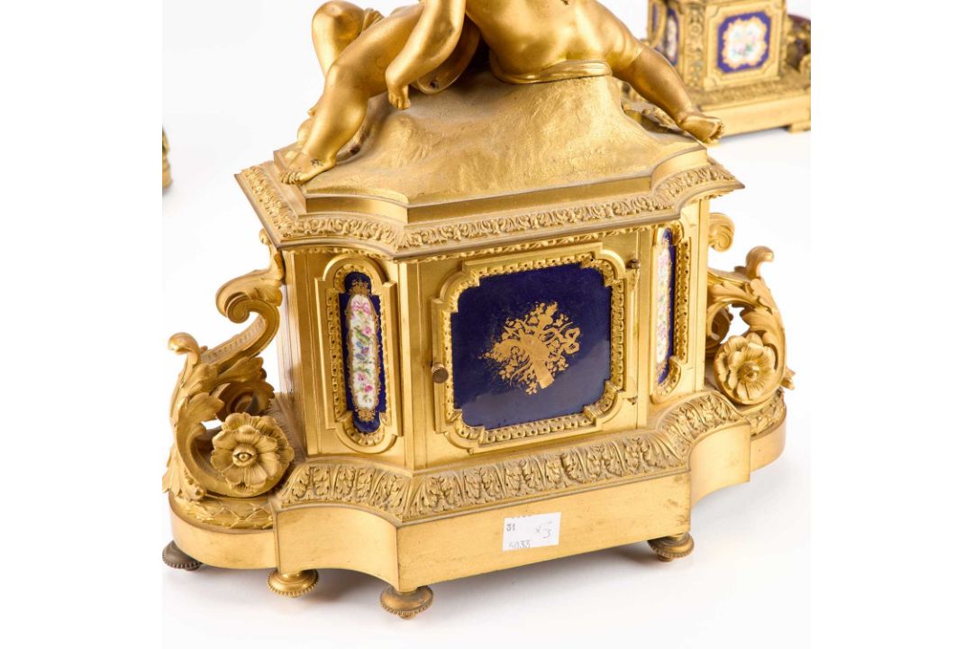 A 19TH CENTURY FRENCH GILT-METAL CLOCK GARNITURE - Image 5 of 9