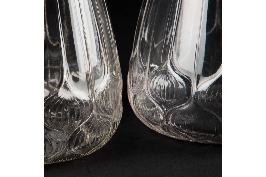RENÉ LALIQUE (FRENCH, 1860-1945), 'HAARLEM', A PAIR OF DECANTERS AND STOPPERS - Image 3 of 4