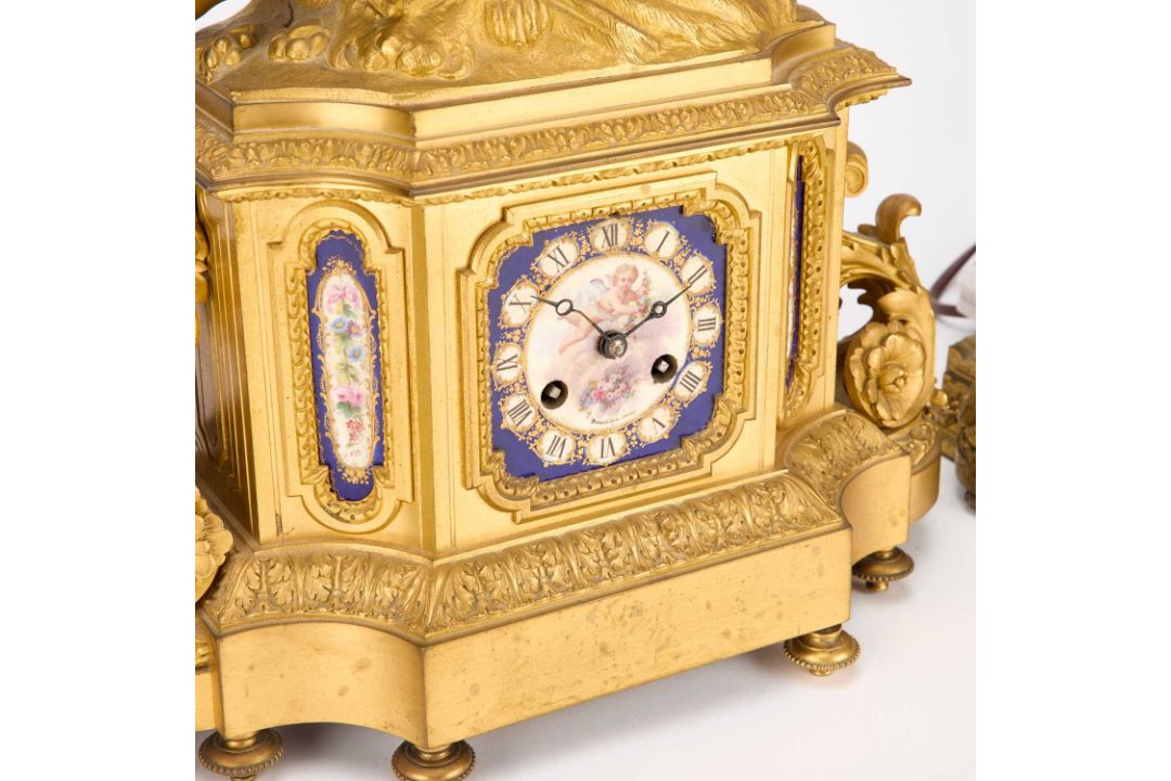 A 19TH CENTURY FRENCH GILT-METAL CLOCK GARNITURE - Image 2 of 9