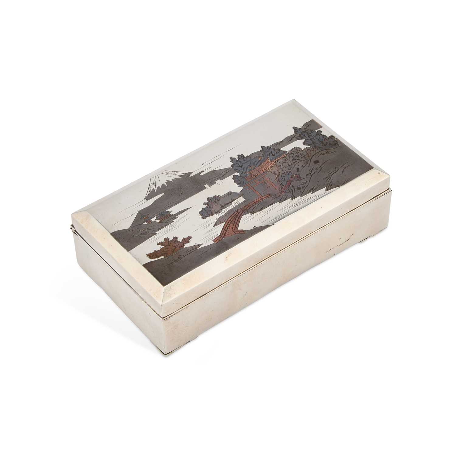 AN EARLY 20TH CENTURY JAPANESE SILVER AND MIXED METALS CIGAR BOX