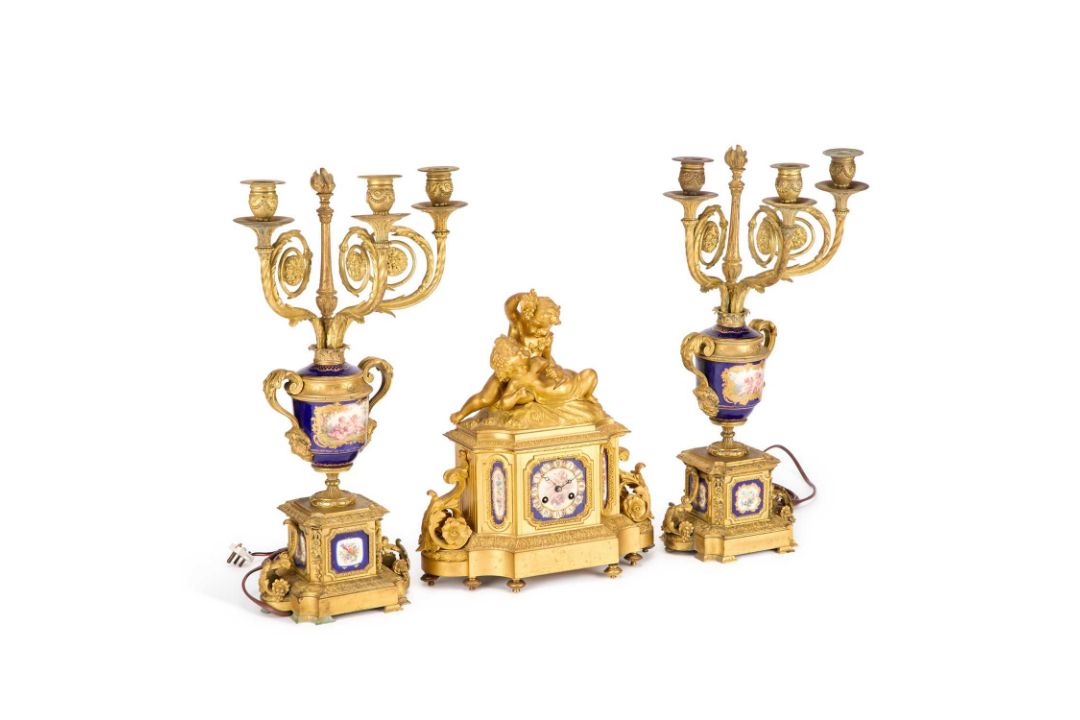 A 19TH CENTURY FRENCH GILT-METAL CLOCK GARNITURE - Image 1 of 9