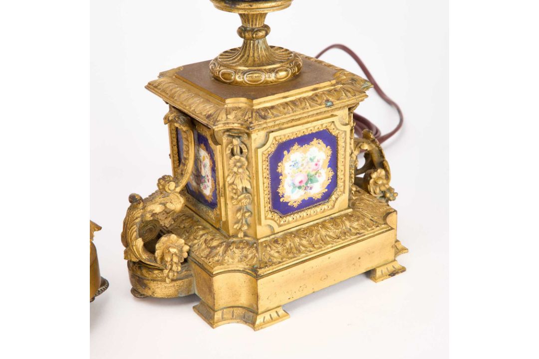 A 19TH CENTURY FRENCH GILT-METAL CLOCK GARNITURE - Image 4 of 9