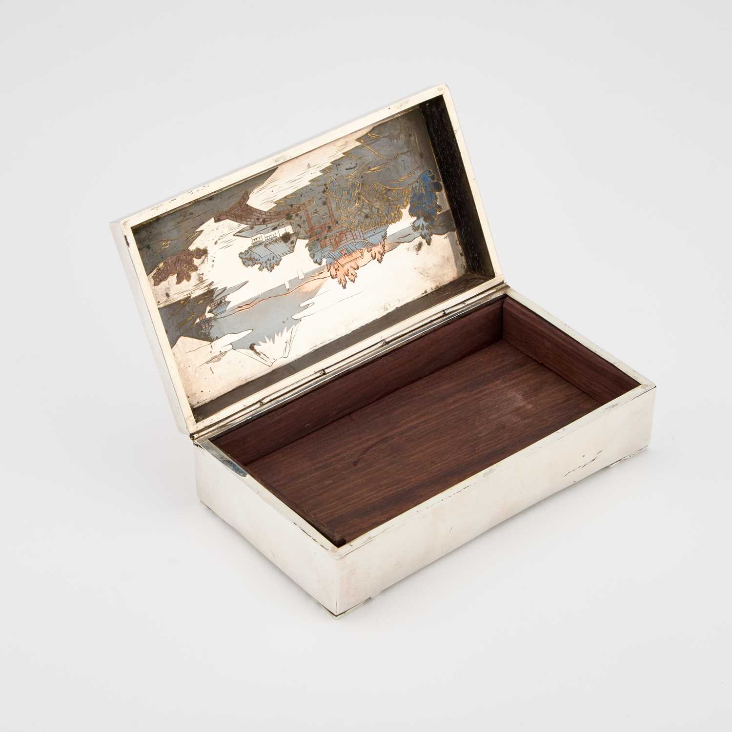 AN EARLY 20TH CENTURY JAPANESE SILVER AND MIXED METALS CIGAR BOX - Image 2 of 4