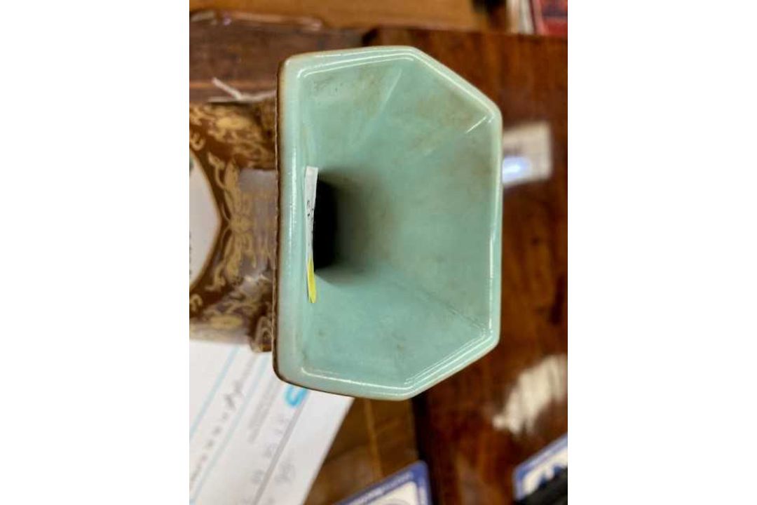 A CHINESE FAUX BRONZE PORCELAIN VASE - Image 7 of 7