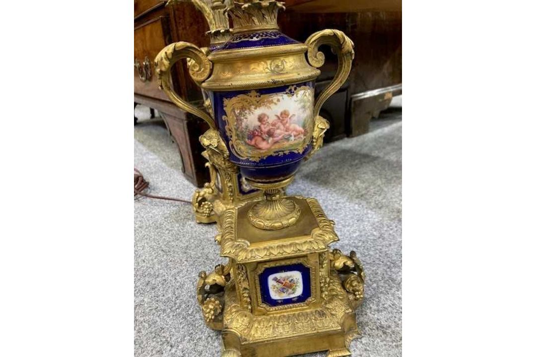 A 19TH CENTURY FRENCH GILT-METAL CLOCK GARNITURE - Image 9 of 9