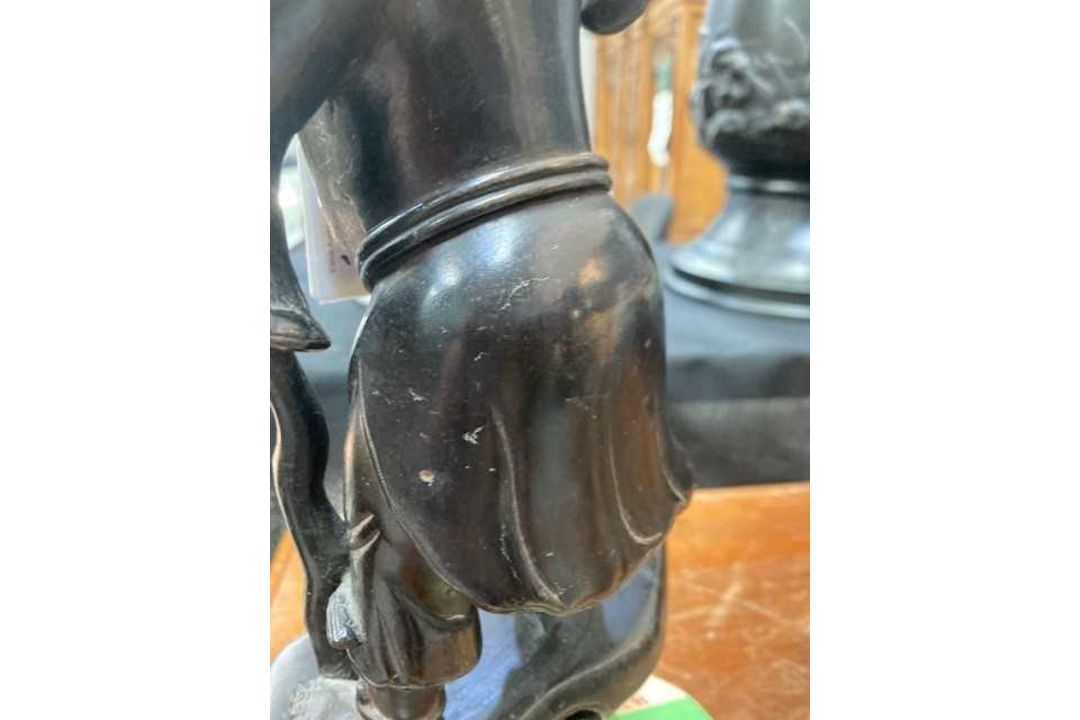 A RARE AND FINELY CAST LARGE CHINESE BI-COLOUR PATINATED BRONZE FIGURE OF LI TIEH-KUAI - Image 8 of 11