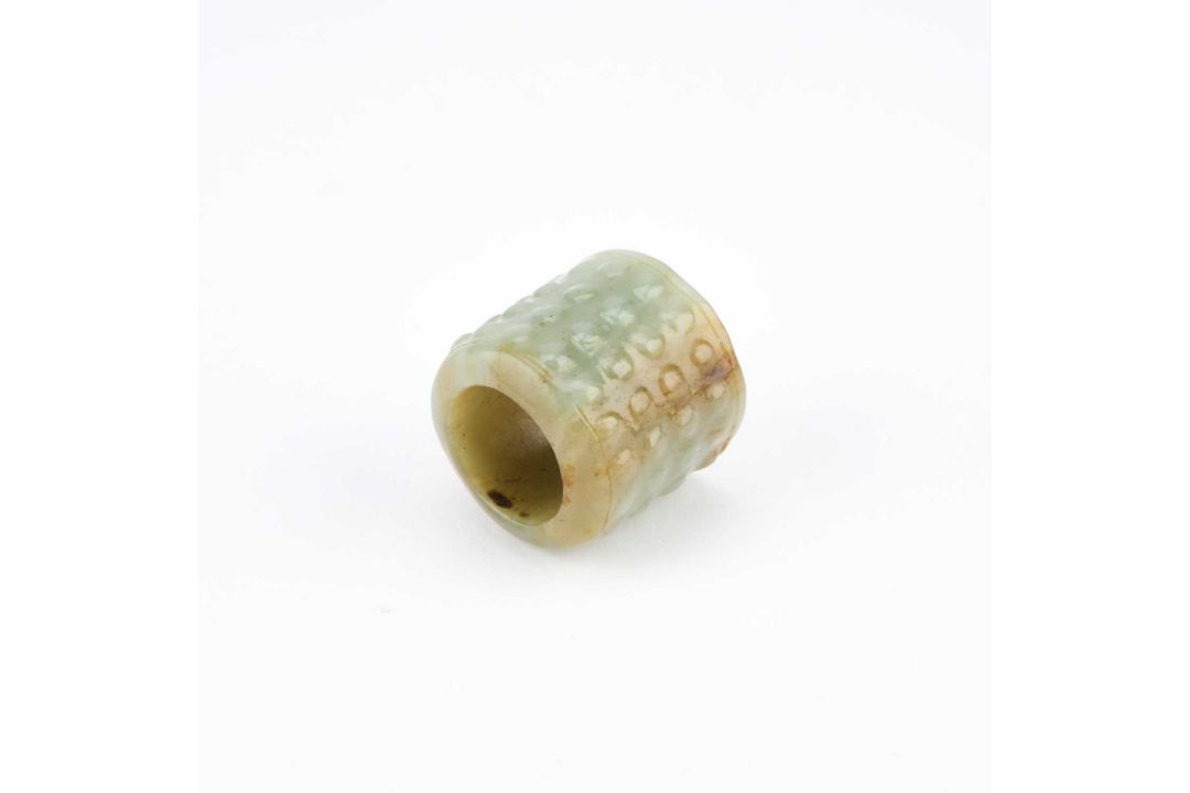 A CHINESE JADE THUMB RING - Image 2 of 2