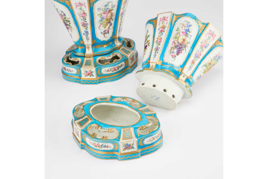 A PAIR OF SÈVRES 'BLEU CÉLESTE' GROUND VASES AND STANDS (VASES 'HOLLANDOIS'), 19TH CENTURY - Image 3 of 4