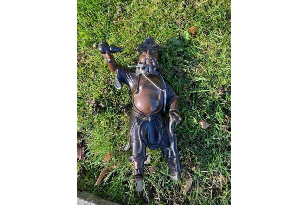 A RARE AND FINELY CAST LARGE CHINESE BI-COLOUR PATINATED BRONZE FIGURE OF LI TIEH-KUAI - Image 6 of 11