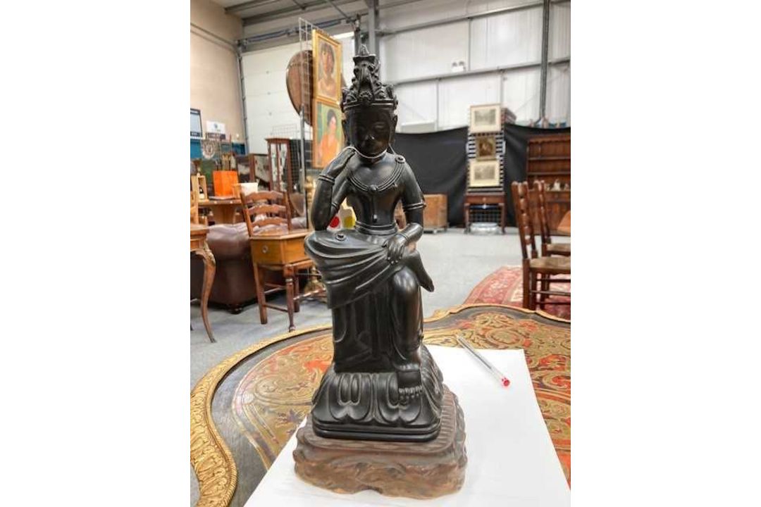 AN UNUSUAL BRONZE FIGURE OF THE SEATED KWANNON - Image 4 of 9