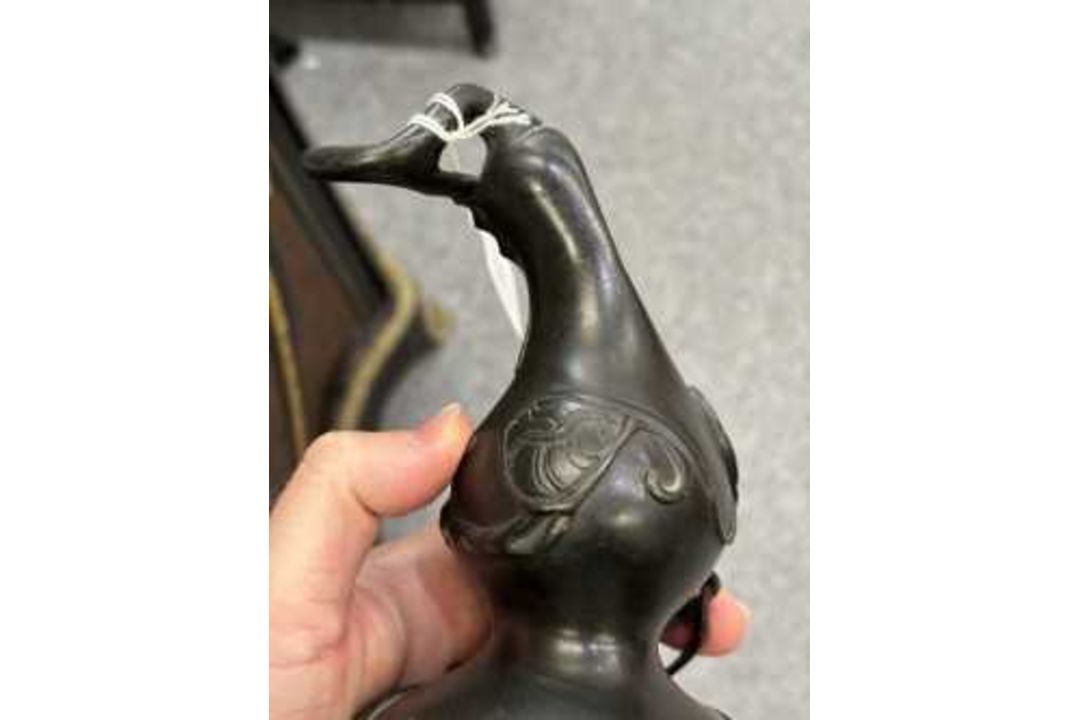 A JAPANESE BRONZE IKEBANA VASE - Image 5 of 10
