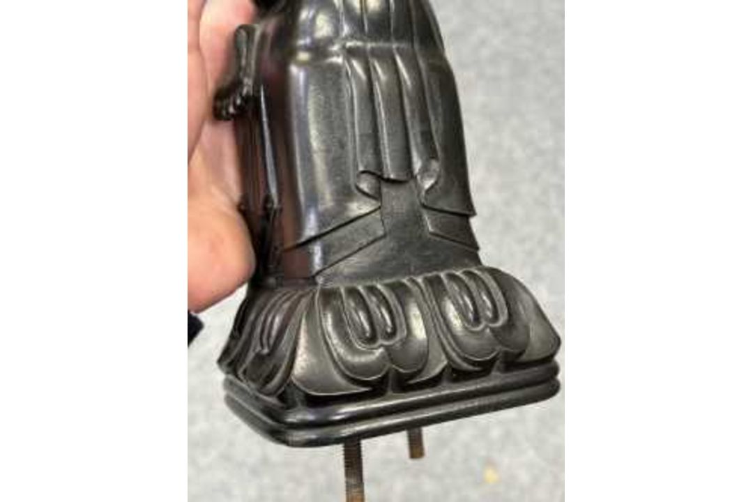 AN UNUSUAL BRONZE FIGURE OF THE SEATED KWANNON - Image 9 of 9