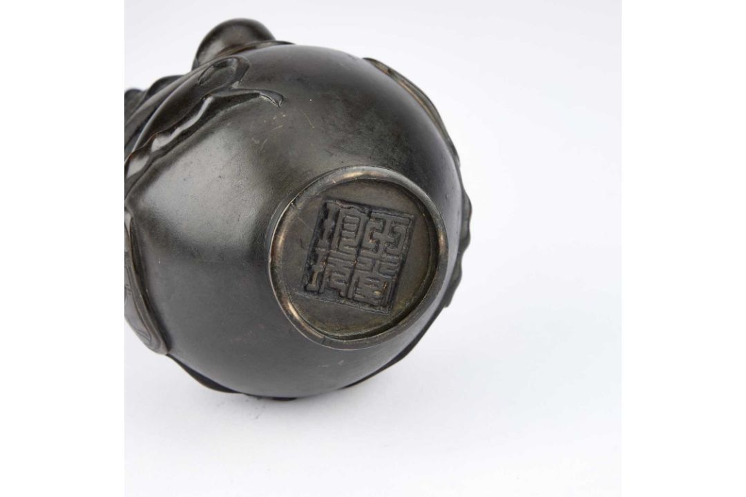 A JAPANESE BRONZE IKEBANA VASE - Image 2 of 10