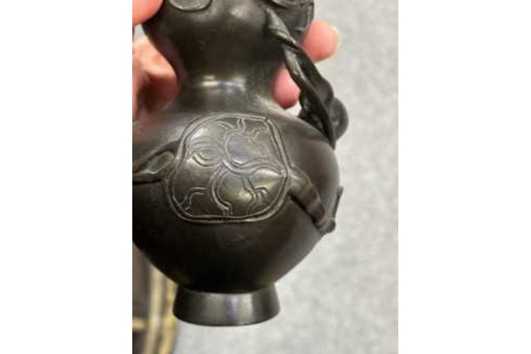 A JAPANESE BRONZE IKEBANA VASE - Image 9 of 10