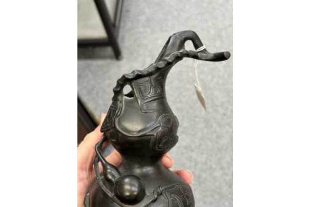 A JAPANESE BRONZE IKEBANA VASE - Image 3 of 10