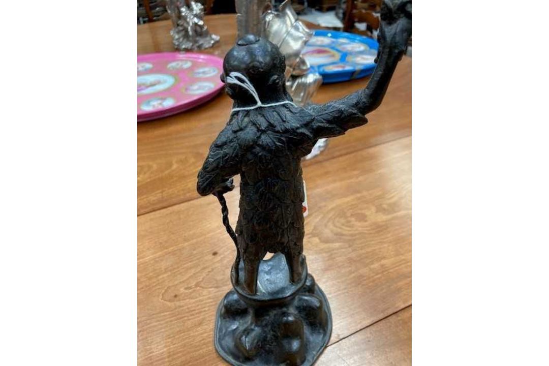 AN UNUSUAL CHINESE BRONZE ALTAR FIGURE - Image 5 of 5