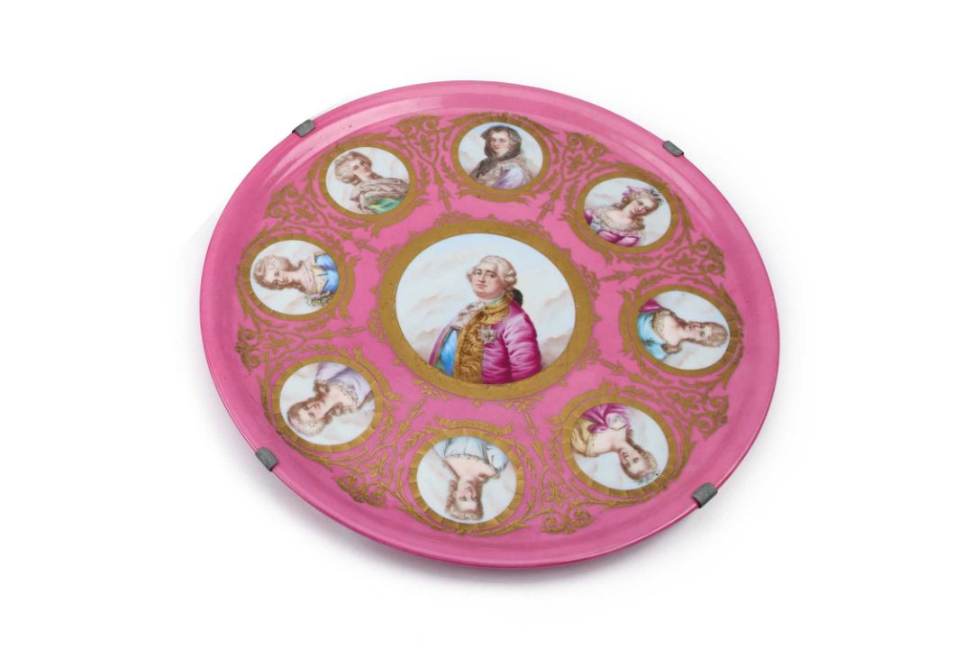 A LARGE 19TH CENTURY SÈVRES PORCELAIN CHARGER - Image 1 of 2