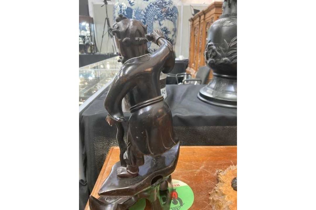 A RARE AND FINELY CAST LARGE CHINESE BI-COLOUR PATINATED BRONZE FIGURE OF LI TIEH-KUAI - Image 10 of 11